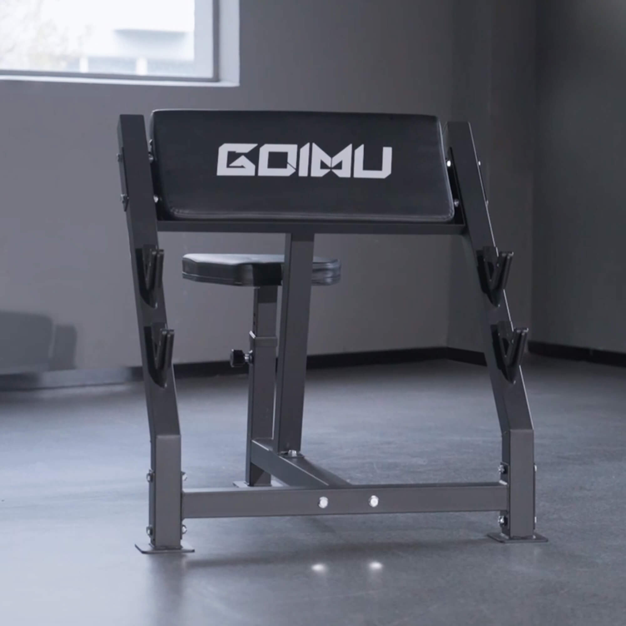 Black weight bench with 'GOIMU' branding in a gym setting.#color_black
