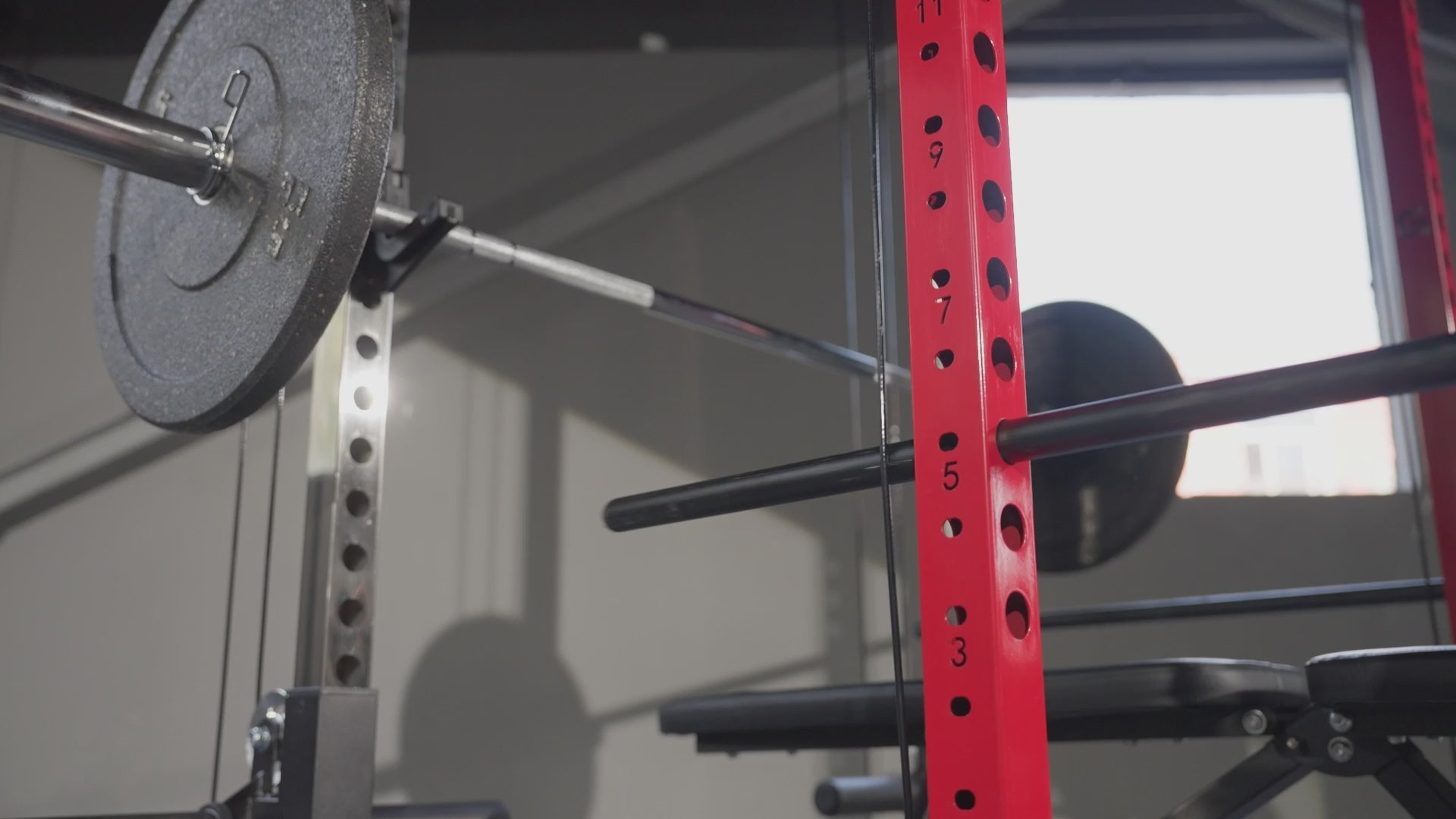 Cargar video: <strong>Heavy Lifts. Built-In Protection.</strong>